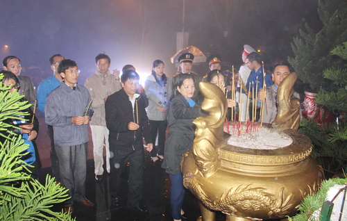 Lãnh đạo tỉnh dâng hoa, dâng hương  tại Nghĩa trang Liệt sỹ thành phố Đà Lạt